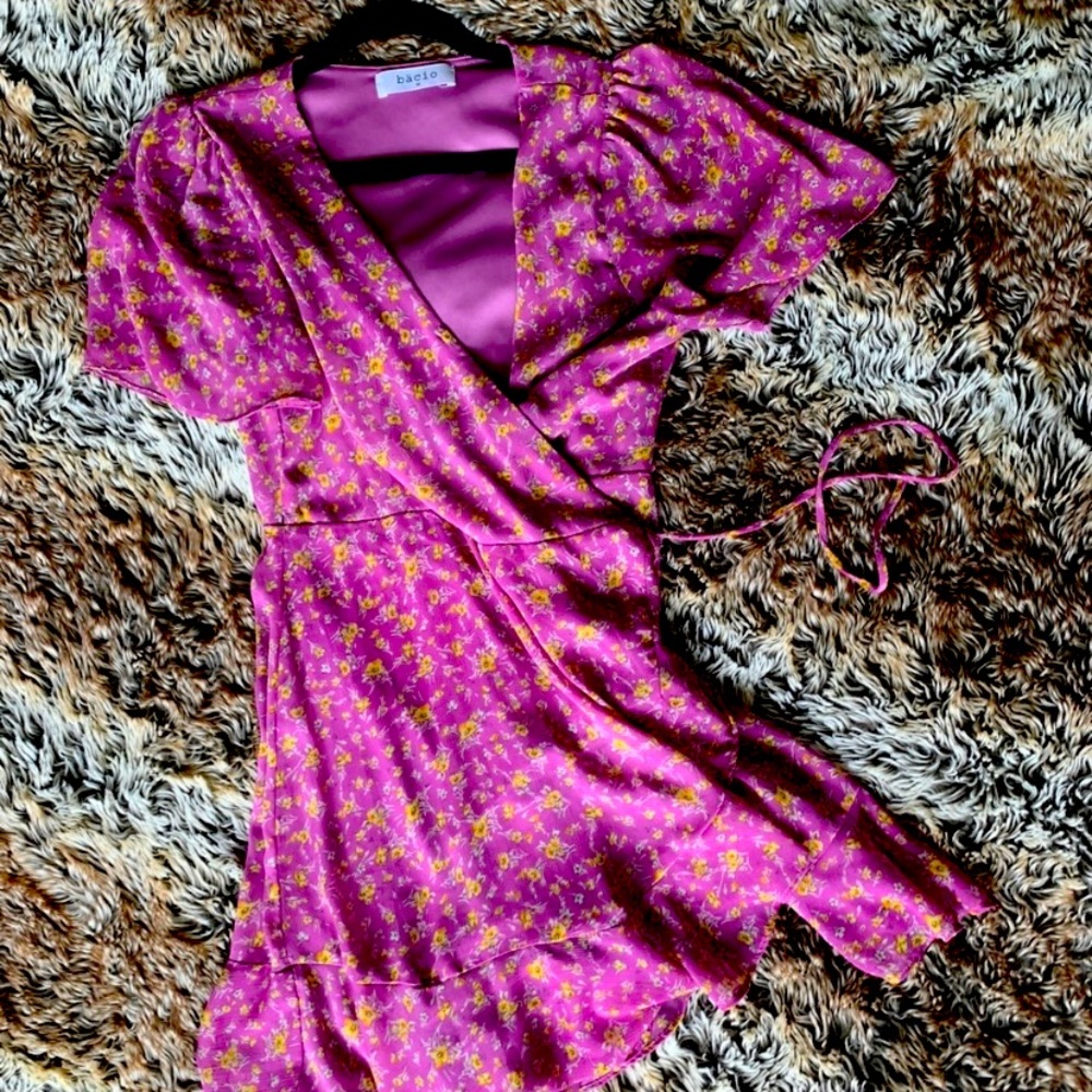 Super cute, flowy, flower wrap-dress 💖